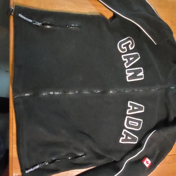 Zip up Canada Sweater - Picture 2 of 6